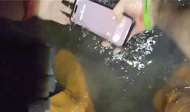 中市警五分局四平派出所員警利用攀岩技巧成功抵深五米的排水溝幫民眾撿回丟失的手機。（中市警五分局提供／馮惠宜台中傳真）