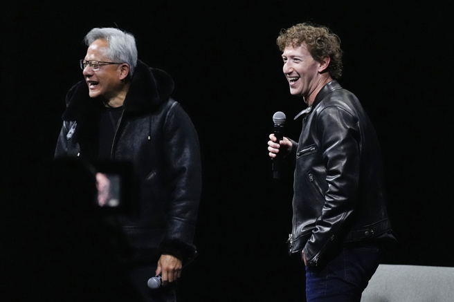 黄仁勋与祖克柏互换彼此的招牌外套，引发热烈讨论。（图／美联社）