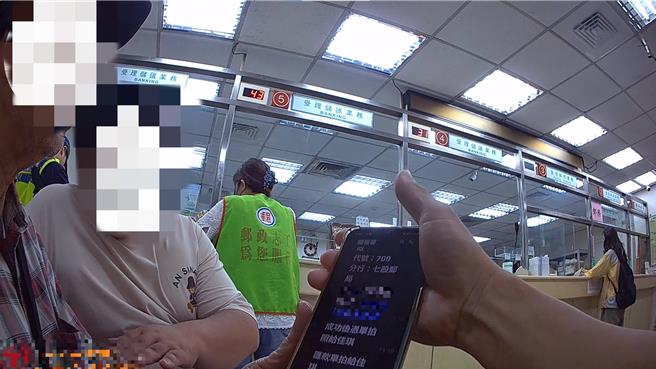 郭姓老翁要匯款28萬元的帳戶持有人年僅19歲，但執意要匯錢還怒嗆「我家的事」。（警方提供／陳淑芬台中傳真）