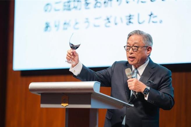 外交部政務次長田中光致詞時與在場貴賓敬酒。(外交部提供)