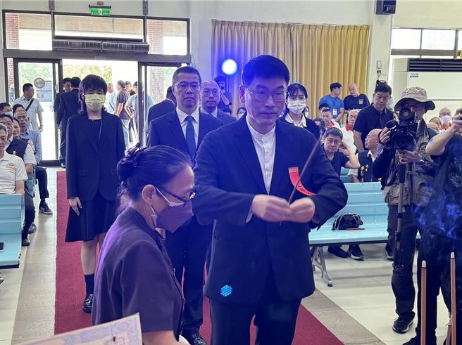 陆委会副主委梁文杰（中间）30日前往金门殡葬所公祭，出席「0214渔船翻覆事件」2位船员公祭。（于家麒摄）