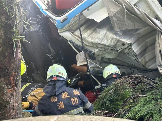 消防人员利用油压剪邓器材破坏车体，协助驾驶脱困送医。（民眾提供／杨静茹南投传真）