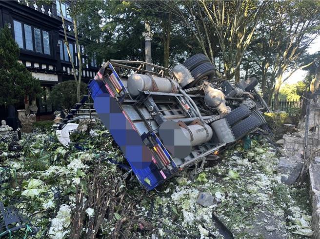 满载高丽菜的大货车撞倒民宿老英格兰的围墙后侧翻，民宿花园一片狼籍。（民眾提供／杨静茹南投传真）