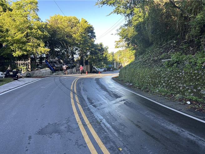 吴姓男子驾驶满载高丽菜的大货车下山，行经台14甲线6.2公里处弯道失控衝撞清境知名民宿老英格兰。（民眾提供／杨静茹南投传真）