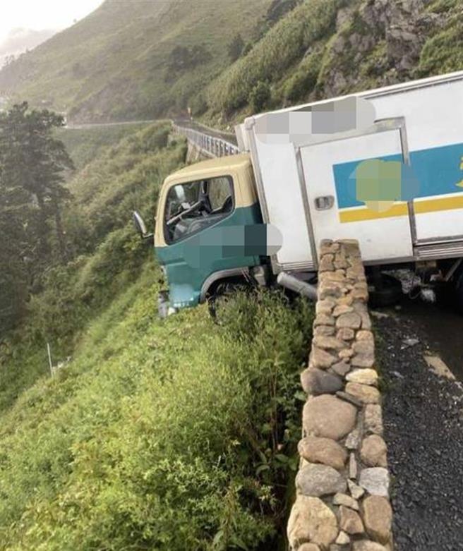 物流小货车29日行经台14甲线28K昆阳路段疑似煞车失灵衝往对向护栏，小货车车头悬空，所幸有惊无险。（民眾提供／杨静茹南投传真）