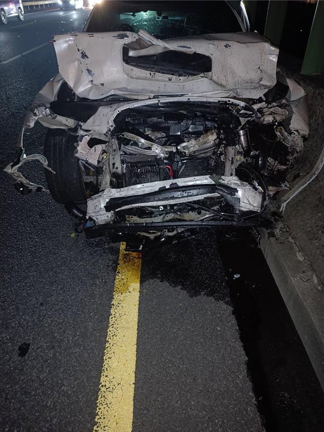 雙方車輛嚴重毀損。（民眾提供／李京昇苗栗傳真）