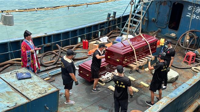 遺體、船隻移靈至料羅碼頭上陸方船舶準備運回大陸晉江圍頭港。（資料照/于家麒攝）