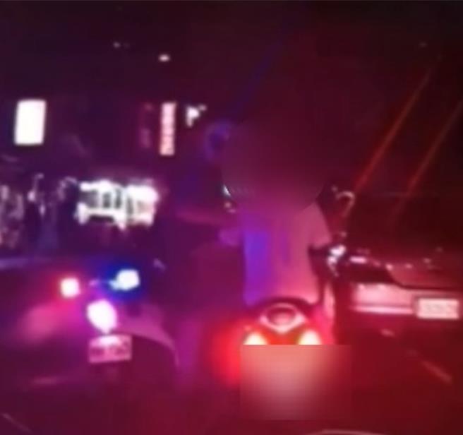 高雄騎士無照駕駛心虛跑給警察追，仍遭壓制恐吃超過11萬元罰單。（警方提供／任義宇高雄傳真）