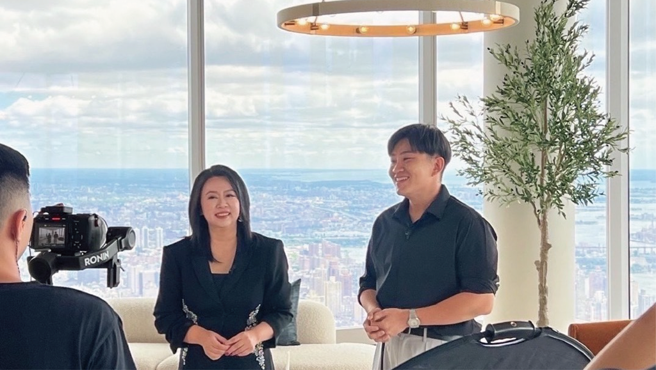 全球首播，FUNWOO 执行长曾意婷携手 Joeman 开箱全美最贵豪宅。图/FUNWOO德载国际不动产提供