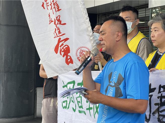 遭消防安全中心基金會解雇的尤姓員工，說到激動處忍不住哽咽。（王揚傑攝）