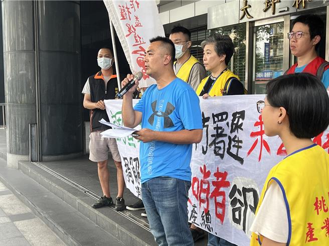 消防安全中心基金會尤姓員工與與桃園市產業總工會、消防員工作權益促進會至消防署陳情。（王揚傑攝）