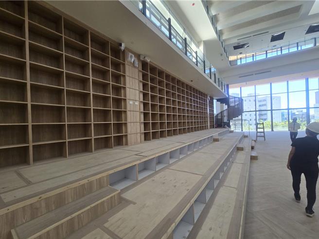 台東縣長饒慶鈴今日視察台東總圖興建工程執行情形。（蔡旻妤攝）