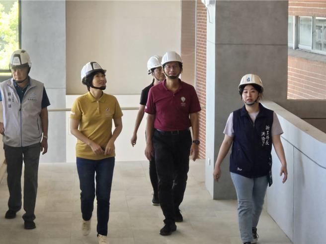 台東縣長饒慶鈴今日視察台東總圖興建工程執行情形。（蔡旻妤攝）