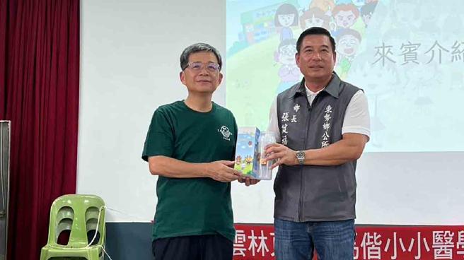 李居仁校長（左）感謝東勢鄉鄉長張健福的安排，讓馬偕醫學院有機會下鄉服務。（圖／馬偕醫學院）