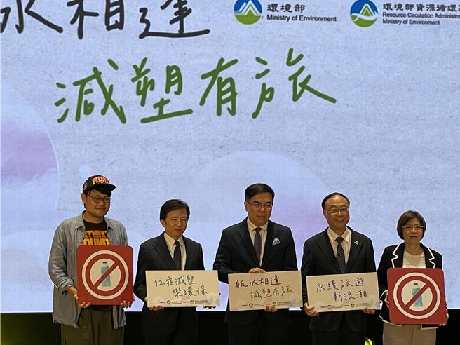 环境部30日指出，明年将试办2大补助，包含鼓励特定旅馆业减少塑胶瓶装水，每案可申请3万元、指定业者可申请每案补助最高500万元的建置区域型玻璃瓶装水填充系统，供区域旅宿业者使用。（蔡佩珈摄）