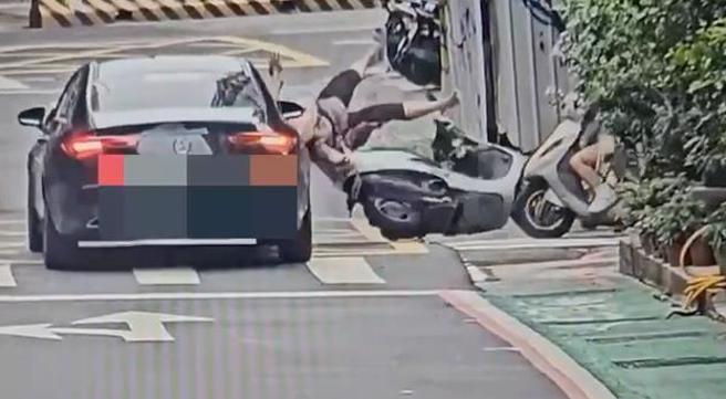 宾士车行经民权西路在迪化街二段路口撞击机车，女骑士被撞飞。（翻摄画面）