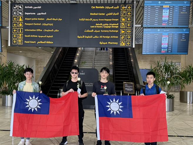 我国参加2024年第56届国际化学奥林匹亚竞赛4位代表选手左起建中林竣宇、台中一中陈钧泽、台南一中吕家玮、台南一中葛彦宏。（教育部提供／林志成台北传真）