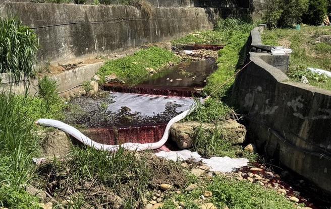 龜山區28日倉儲大火，該倉儲存放大量染劑及助劑，導致救災廢水呈紅色及紫色，並流入楓樹坑溪，有農民一口氣死了300斤的魚群。（環保局提供／廖姮玥桃園傳真）