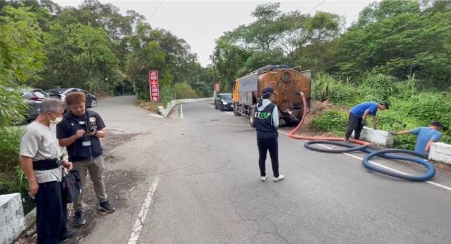 環保局檢測源頭水質最高時呈ph 10至11鹼性，並積極防堵消防廢水流向溪流加派水車抽出31頓廢水，30日一早已趨近正常值目前仍持續每2小時監測中。（環保局提供／廖姮玥桃園傳真）