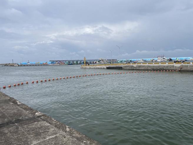 海洋局架设拦木网，将大量漂流木拦在港嘴，确保港内渔船停泊安全。（图／高雄市海洋局）