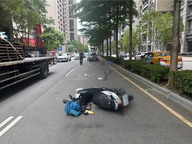叶男骑乘机车不明原因擦撞分隔岛导致自摔，送医后不治死亡。（新北市林口警分局提供）