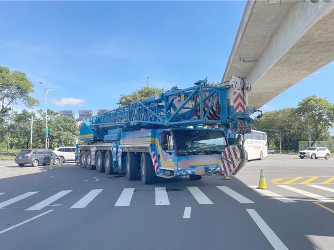 7月30日上午8时许，高雄楠梓区一辆吊臂车（见图）行经德民路与高楠公路口时，疑似右转时未注意同向直行的机车，导致与机车发生碰撞。（翻摄照片／林瑞益高雄传真）