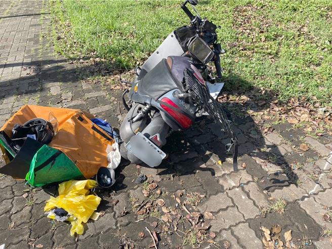 7月30日上午8时许，高雄楠梓区一辆吊臂车行经德民路与高楠公路口时，疑似右转时未注意同向直行的机车（见图），与机车发生碰撞。（翻摄照片／林瑞益高雄传真）