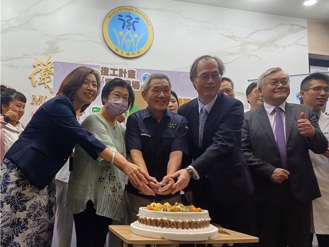 今年50多歲的鍾先生（前排中）是工務人員，在上班途中發生車禍，顱骨、鼻骨、手臂和大腿多處骨折，連穿襪子都有困難，在職業醫學團隊的協助下，順利回到工作崗位，爬梯彎腰都不成問題。（王家瑜攝）