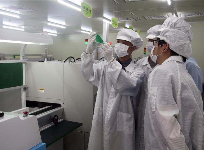 龍華科大「3D數位電路板設計暨智慧製造類產線工廠」，致力培育產業專業人才。（龍華科大提供）