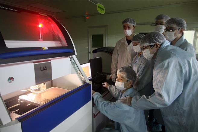 龍華學子經過學校各類實作基地的扎實訓練，大幅提升其職場競爭力。（龍華科大提供）