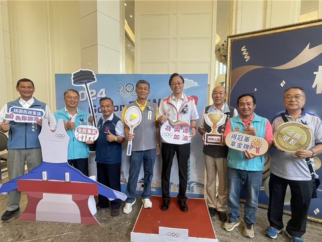 桃園市政府30日表揚45位特優里長及18位績優民政人員，由市長張善政親自頒獎感謝其辛勞。（呂筱蟬攝）