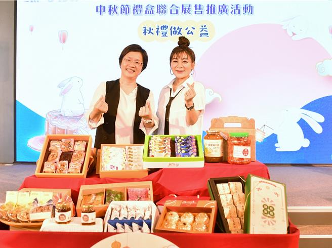 彰化縣長王惠美（左）與藝人王彩樺（右）一起為身障機構團體及庇護工場的中秋產品宣傳。（彰化縣政府提供／孫英哲彰化傳真）