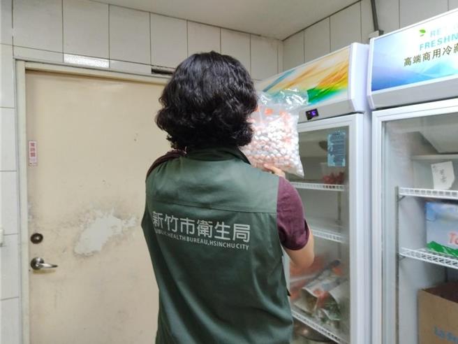 新竹市衛生局啟動現場調製飲品及冰品的專案稽查及抽驗，稽查場域包括飲冰品製造業、販售業、手搖飲店等。（新竹市政府提供／王惠慧新竹傳真）