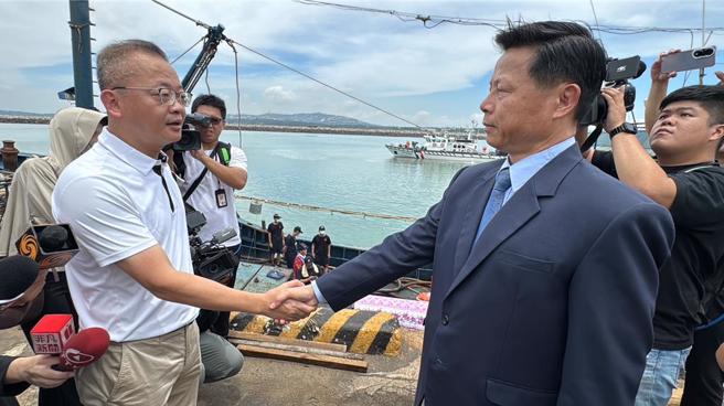 0214事件於30日圓滿落幕，海巡署副署長謝慶欽（右起）與陸方代表金井鎮長莊東航於料羅碼頭握手。（于家麒攝）
