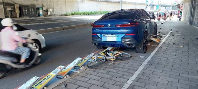 程姓男子驾车不慎撞毁19根停车柱及3台单车。（警方提供）