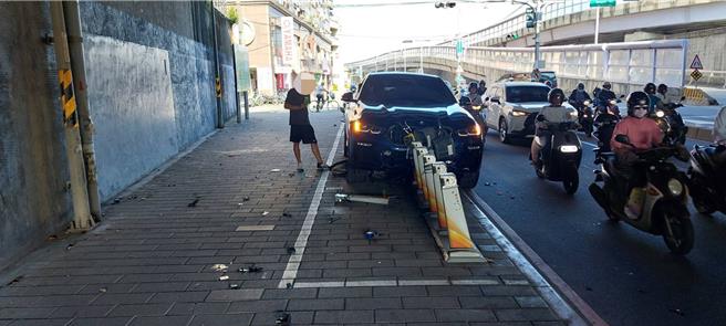 程姓男子驾车不慎撞毁19根停车柱及3台单车。（警方提供）