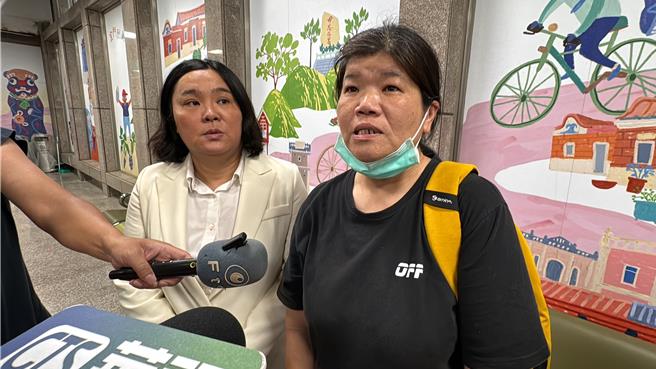 金門「0214漁船翻覆事件」今圓滿落幕，仍遭滯留的胡姓釣客母親(右)也期待她兒子能早日回家。(資料照／于家麒攝)