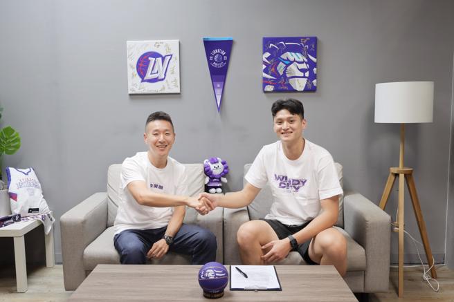 TPBL选秀榜眼蔡宸纲(右)决定放弃前往对岸CBA打球，今日与TPBL新竹御嵿攻城狮球团完成签约。(攻城狮提供)