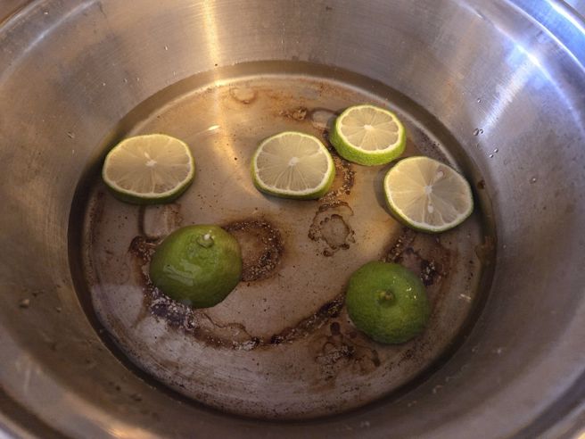 電鍋汙漬可用檸檬去除。（圖／無糖太太 小舞提供）