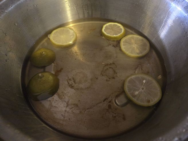 檸檬悶煮15分鐘後，檸檬表皮已變黃。（圖／無糖太太 小舞提供）