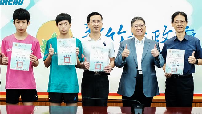 六家国小庄昀展（左）和十兴国小陈瑞翎（左二）入选少年桌球国手，县长杨文科（右二）30日同时颁奖表扬六家国小校长林仁焕（中）和十兴国小校长徐发斌（右）。（罗浚滨摄）