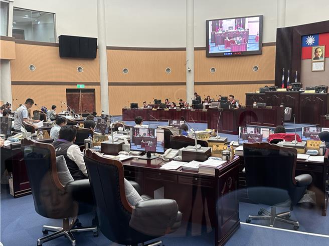 花蓮議會今審查二讀通過縣府提10億元振興券預算。（王志偉攝）