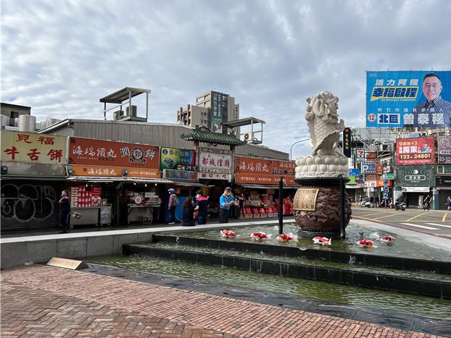 新竹都城隍廟廣場龍鯉池中有座高約5公尺龍鯉雕像，為該廟重要地標，日前竟有男子爬上龍鯉雕像，警方表示，後續將依社維法裁處。（本報資料照）