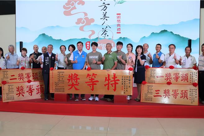 銅鑼鄉百大青農曾郁芳全壘打，囊括特等及頭等一、頭等二、頭等三、頭等、貳等、參等共7個獎項。（苗栗縣政府提供／李京昇苗栗傳真）