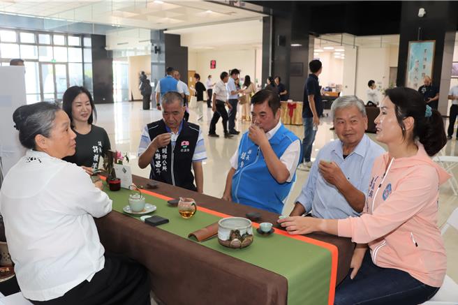 苗栗縣長鍾東錦等人品茗。（苗栗縣政府提供／李京昇苗栗傳真）