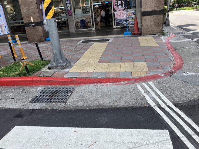 平陽街與承德路二段口行穿線退縮後與人行道產生高低差，台北市研考會指出，抽查204處路段，行穿線退縮後與既有人行道銜接高低差缺失率，自去年7.14％增加至今年25％。（台北市研考會提供／劉彥宜台北傳真）
