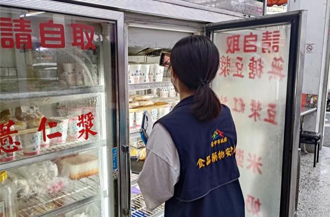 台中市大雅区某传统早餐店29日传出疑似集体食物中毒案，台中市食安处获报后到现场稽查，发现食材未覆盖、檊麵区台面不洁等6项缺失，已责令业者限期改善。（台中市政府提供／冯惠宜台中传真）