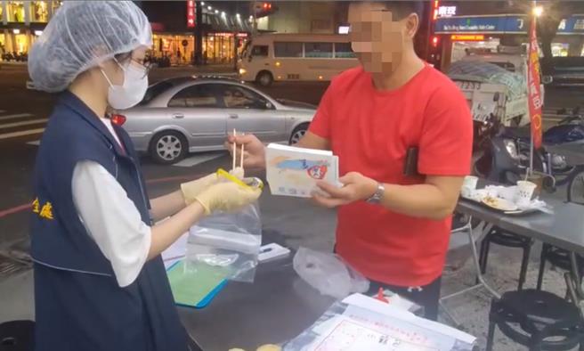台中市大雅区某传统早餐店29日传出疑似集体食物中毒案，台中市食安处获报后到现场稽查，并现场抽样食物检体携回检验。（台中市政府提供／冯惠宜台中传真）