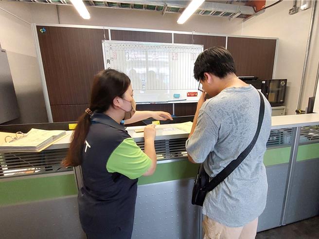 旅客至中捷詢問處領回價值60萬元祖母綠墜飾。（中捷公司提供）