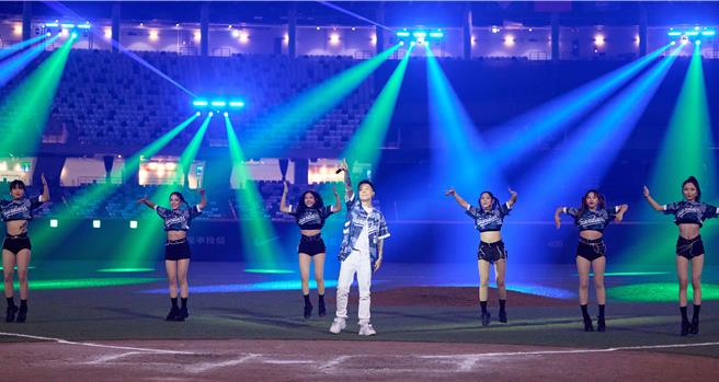 萧秉治首登大巨蛋表演，带来招牌歌曲〈射手〉。（相信音乐提供）